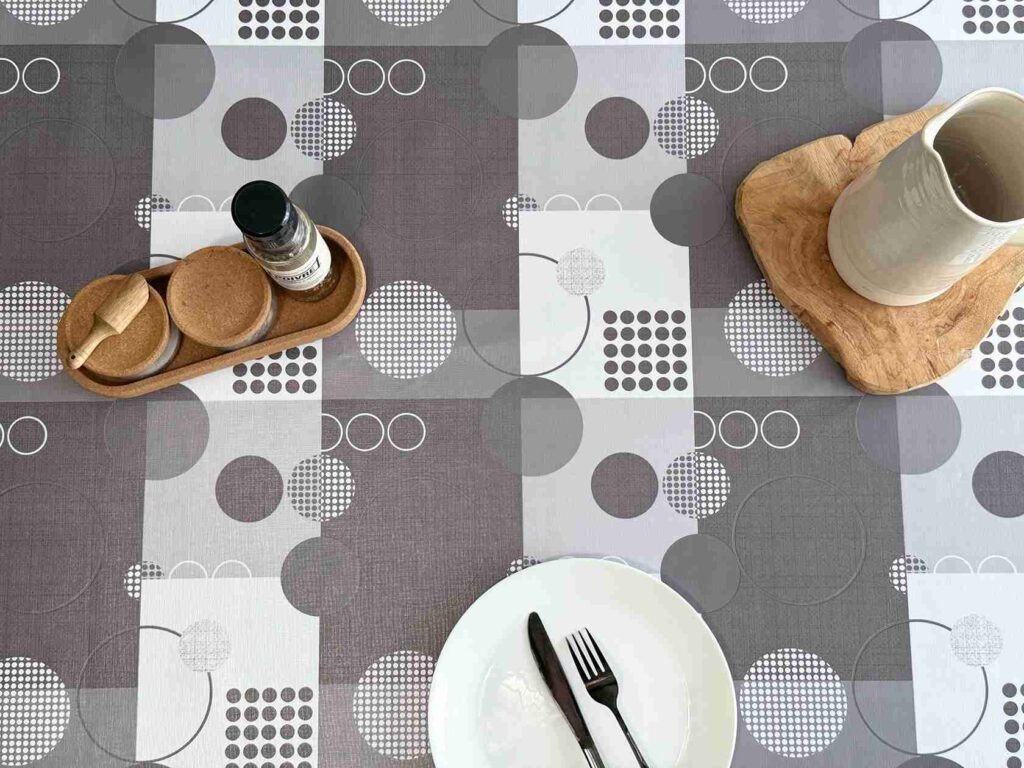 Toile cirée molletonné Zoé Gris – motifs géométriques en camaïeu de gris, OEKO-TEX®, largeur 140 cm