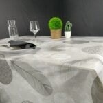Toile cirée Duvet Gris 160 cm – motif plumes délicates et cercles graphiques en nuances de gris perle et taupe clair, imperméable, vendue au mètre ou sur mesure toutes formes