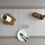 Protège-table Gomgom Cotonnade Beige 140 cm – aspect textile naturel beige, surface antidérapante et imperméable, vendu au mètre ou sur mesure