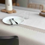 Protège-table Gomgom Cotonnade Beige 140 cm – aspect textile naturel beige, surface antidérapante et imperméable, vendu au mètre ou sur mesure