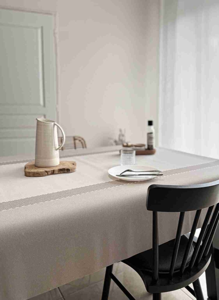 Protège-table Gomgom Cotonnade Beige 140 cm – aspect textile naturel beige, surface antidérapante et imperméable, vendu au mètre ou sur mesure