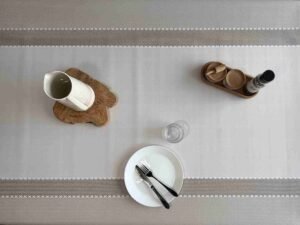 Protège-table Gomgom Cotonnade Beige 140 cm – aspect textile naturel beige, surface antidérapante et imperméable, vendu au mètre ou sur mesure