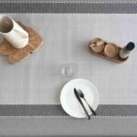 Protège-table Gomgom Cotonnade Gris 140 cm – aspect textile naturel gris, surface antidérapante et imperméable, vendu au mètre ou sur mesure