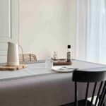 Protège-table Gomgom Cotonnade Gris 140 cm – aspect textile naturel gris, surface antidérapante et imperméable, vendu au mètre ou sur mesure