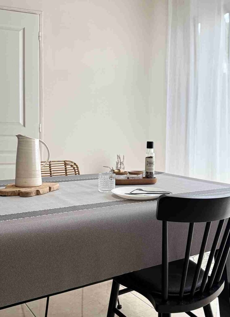 Protège-table Gomgom Cotonnade Gris 140 cm – aspect textile naturel gris, surface antidérapante et imperméable, vendu au mètre ou sur mesure