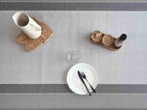 Protège-table Gomgom Cotonnade Gris 140 cm – aspect textile naturel gris, surface antidérapante et imperméable, vendu au mètre ou sur mesure