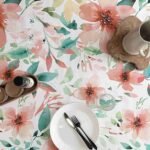 Protège-table Gomgom Soline 140 cm – motif floral corail et vert tendre, surface antidérapante et imperméable, vendu au mètre ou sur mesure
