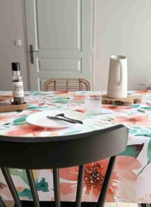 Protège-table Gomgom Soline 140 cm – motif floral corail et vert tendre, surface antidérapante et imperméable, vendu au mètre ou sur mesure