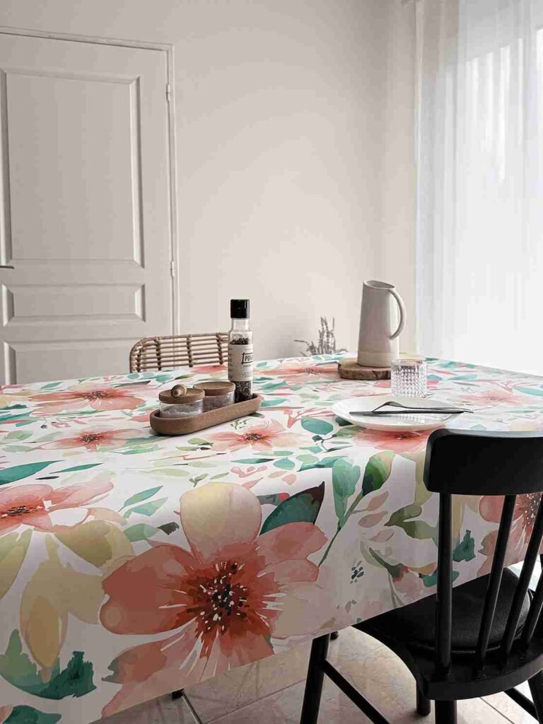 Protège-table Gomgom Soline 140 cm – motif floral corail et vert tendre, surface antidérapante et imperméable, vendu au mètre ou sur mesure
