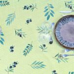 Toile cirée Ampus Vert ronde 160 cm – motif provençal branches d'olivier et olives noires sur fond vert tendre, imperméable et facile d'entretien