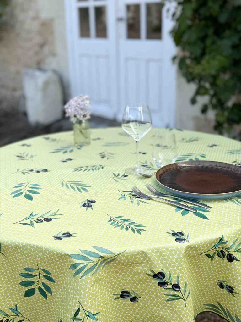 Toile cirée Ampus Vert ronde 160 cm – motif provençal branches d'olivier et olives noires sur fond vert tendre, imperméable et facile d'entretien