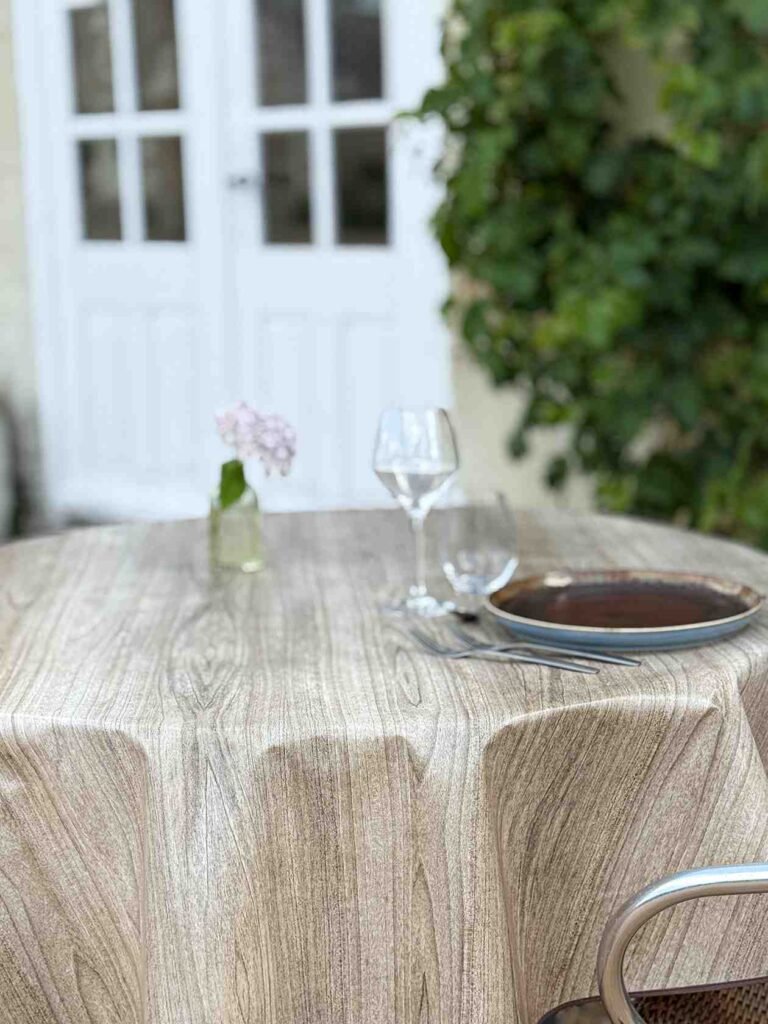Toile cirée Frêne ronde 160 cm – imprimé effet bois de frêne clair avec veines fines, imperméable et facile d'entretien