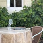 Toile cirée Frêne ronde 160 cm – imprimé effet bois de frêne clair avec veines fines, imperméable et facile d'entretien