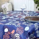 Toile cirée Polynésie Bleu ronde 160 cm – motif marin poissons coraux et feuillages sur fond bleu profond, finition biais renforcé