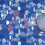 Toile cirée Polynésie Bleu ronde 160 cm – motif marin poissons coraux et feuillages sur fond bleu profond, finition biais renforcé