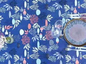 Toile cirée Polynésie Bleu ronde 160 cm – motif marin poissons coraux et feuillages sur fond bleu profond, finition biais renforcé