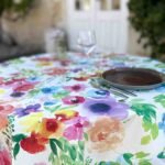 Toile cirée Printemps ronde 160 cm – imprimé floral multicolore façon aquarelle sur fond clair, finition biais renforcé`