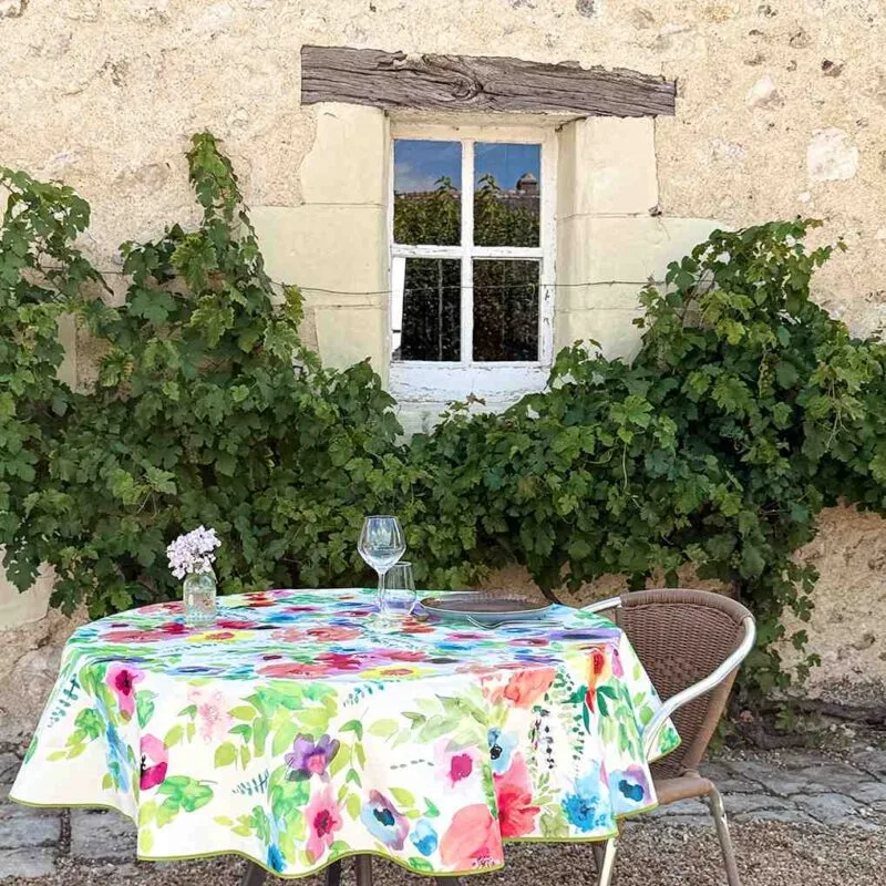 Toile cirée Printemps ronde 160 cm – imprimé floral multicolore façon aquarelle sur fond clair, finition biais renforcé`