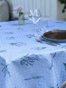Toile cirée Saint Paul Bleu ronde 160 cm – motif lavande violette sur fond bleu pastel, finition biais renforcé