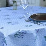 Toile cirée Saint Paul Bleu ronde 160 cm – motif lavande violette sur fond bleu pastel, finition biais renforcé