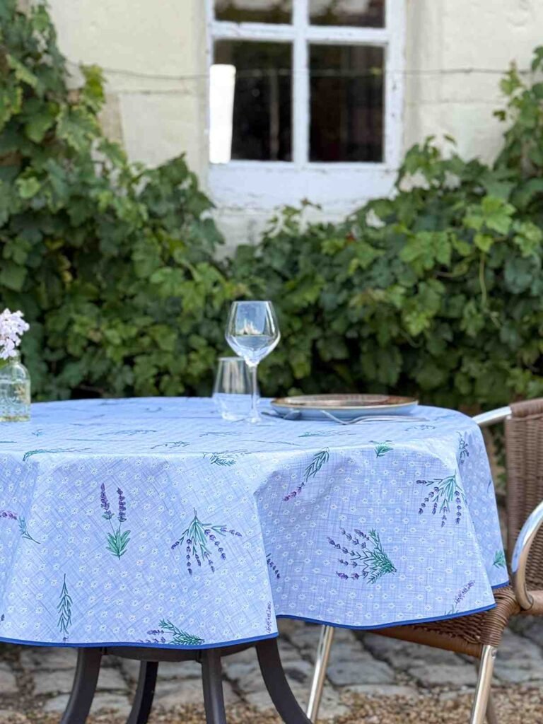 Toile cirée Saint Paul Bleu ronde 160 cm – motif lavande violette sur fond bleu pastel, finition biais renforcé