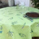 Toile cirée Saint Paul Tilleul ronde 160 cm – motif provençal petites fleurs blanches et lavande sur fond vert tilleul, finition biais renforcé