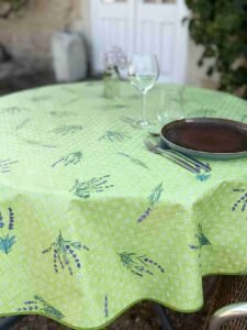 Toile cirée Saint Paul Tilleul ronde 160 cm – motif provençal petites fleurs blanches et lavande sur fond vert tilleul, finition biais renforcé