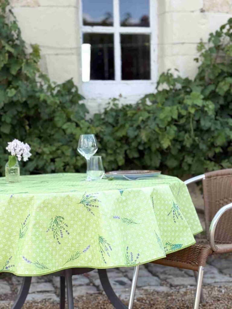 Toile cirée Saint Paul Tilleul ronde 160 cm – motif provençal petites fleurs blanches et lavande sur fond vert tilleul, finition biais renforcé