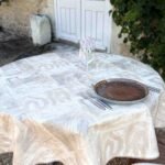 Toile cirée Taloche Beige ronde 160 cm – motif texturé effet taloche en camaïeu beige et gris, finition biais renforcé