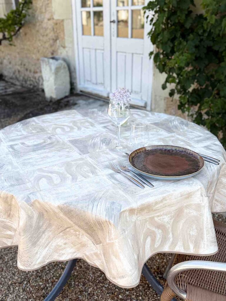 Toile cirée Taloche Beige ronde 160 cm – motif texturé effet taloche en camaïeu beige et gris, finition biais renforcé
