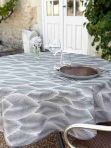 Toile cirée Théophile ronde 160 cm – motif feuillage graphique coloris Anthracite ou Nacré, imperméable et souple, entretien facile