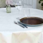 Toile cirée Théophile ronde 160 cm – motif feuillage graphique coloris Anthracite ou Nacré, imperméable et souple, entretien facile