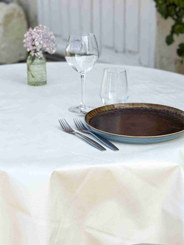 Toile cirée Théophile ronde 160 cm – motif feuillage graphique coloris Anthracite ou Nacré, imperméable et souple, entretien facile