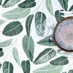 Toile cirée Will Green ronde 160 cm – motif feuillage tropical grandes feuilles vertes sur fond clair, imperméable et souple