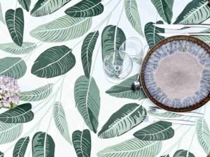 Toile cirée Will Green ronde 160 cm – motif feuillage tropical grandes feuilles vertes sur fond clair, imperméable et souple