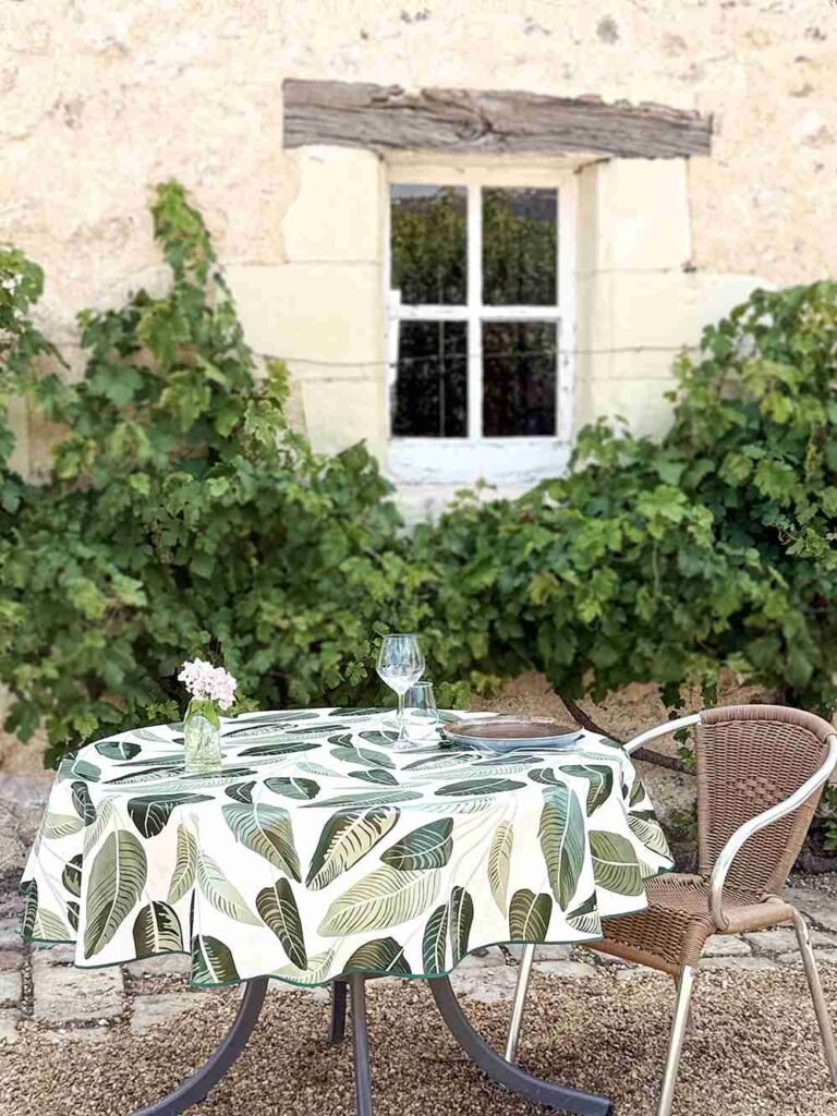 Toile cirée Will Green ronde 160 cm – motif feuillage tropical grandes feuilles vertes sur fond clair, imperméable et souple