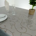 Toile cirée transparente Volute 160 cm – motif arabesques brillantes effet 3D translucide sur fond mat, souple, sur mesure toutes formes intérieur et extérieur