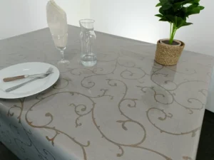 Toile cirée transparente Volute 160 cm – motif arabesques brillantes effet 3D translucide sur fond mat, souple, sur mesure toutes formes intérieur et extérieur
