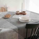 Protège-table GOMGOM Amas – motif effet béton minéral et lignes géométriques, antidérapant et imperméable, largeur 140 cm