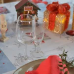 Nappe polyester Flocon – motif hivernal flocons et rouge festif, effet déperlant, disponible en ronde, ovale ou rectangulaire