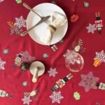 Nappe polyester Petit Soldat – motif Noël soldats flocons et cadeaux, coloris rouge ou vert sapin, effet déperlant, ronde ou rectangulaire