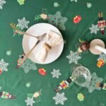 Nappe polyester Petit Soldat – motif Noël soldats flocons et cadeaux, coloris rouge ou vert sapin, effet déperlant, ronde ou rectangulaire