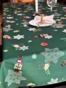 Nappe polyester Petit Soldat – motif Noël soldats flocons et cadeaux, coloris rouge ou vert sapin, effet déperlant, ronde ou rectangulaire