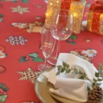 Nappe polyester Santa Claus – motif Noël Père Noël flocons et cadeaux, coloris rouge ou anthracite, effet déperlant, ronde ou rectangulaire