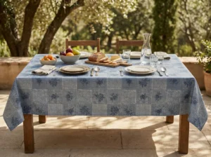 Toile cirée coton molletonné Bleu Fleur 140 cm – bouquets floraux en bleu ardoise sur fond bleu gris chiné