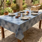 Toile cirée coton molletonné Bleu Fleur 140 cm – bouquets floraux en bleu ardoise sur fond bleu gris chiné