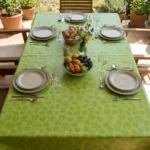 Toile cirée déco Cénacle vert 140 cm – motif rosaces stylisées sur fond vert anis lumineux, vendue au mètre ou sur mesure