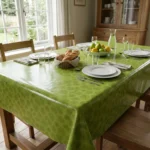 Toile cirée déco Cénacle vert 140 cm – motif rosaces stylisées sur fond vert anis lumineux, vendue au mètre ou sur mesure