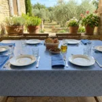 Toile cirée déco Fayence bleu 140 cm – motif médaillon provençal en bleu sur fond écru, vendue au mètre ou sur mesure