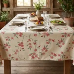 Toile cirée déco Flefleur 140 cm – motif floral aérien en corail et vert sauge sur fond écru, vendue au mètre ou sur mesure